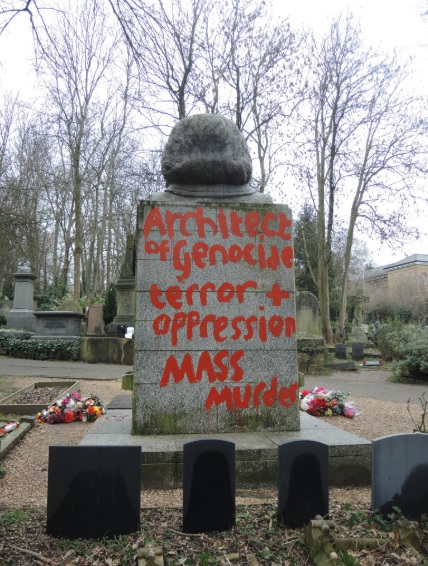 Túmulo de Karl Marx em Londres é vandalizado pela segunda vez em duas semanas 2