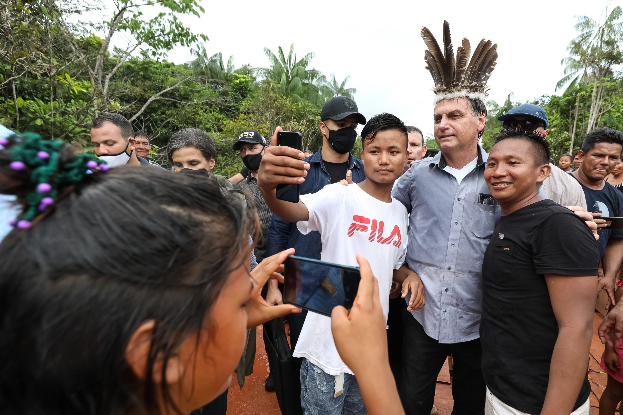 Sob clima de festa, indígenas recebem Bolsonaro com euforia e muitas fotos 13