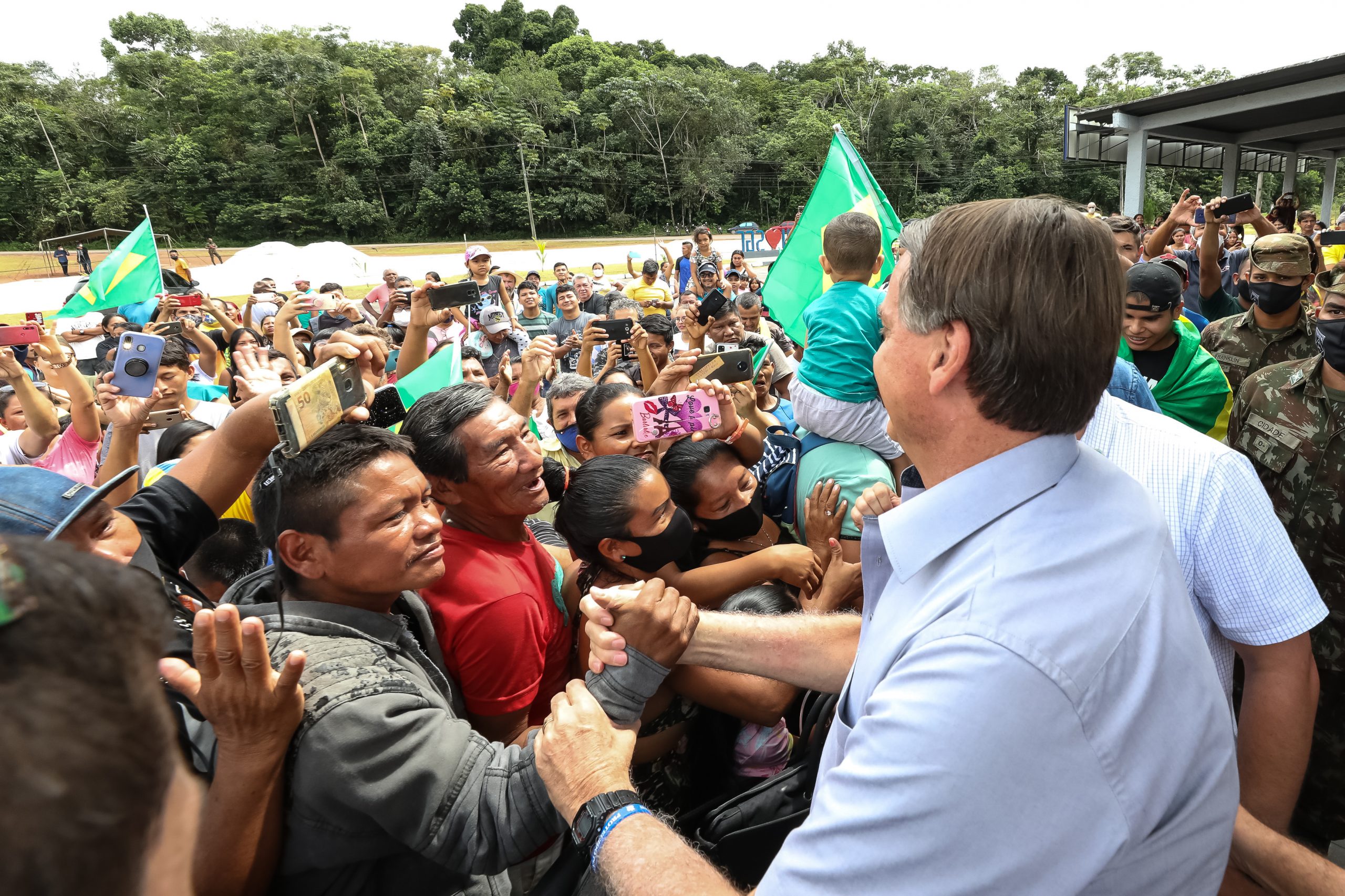 Sob clima de festa, indígenas recebem Bolsonaro com euforia e muitas fotos 11