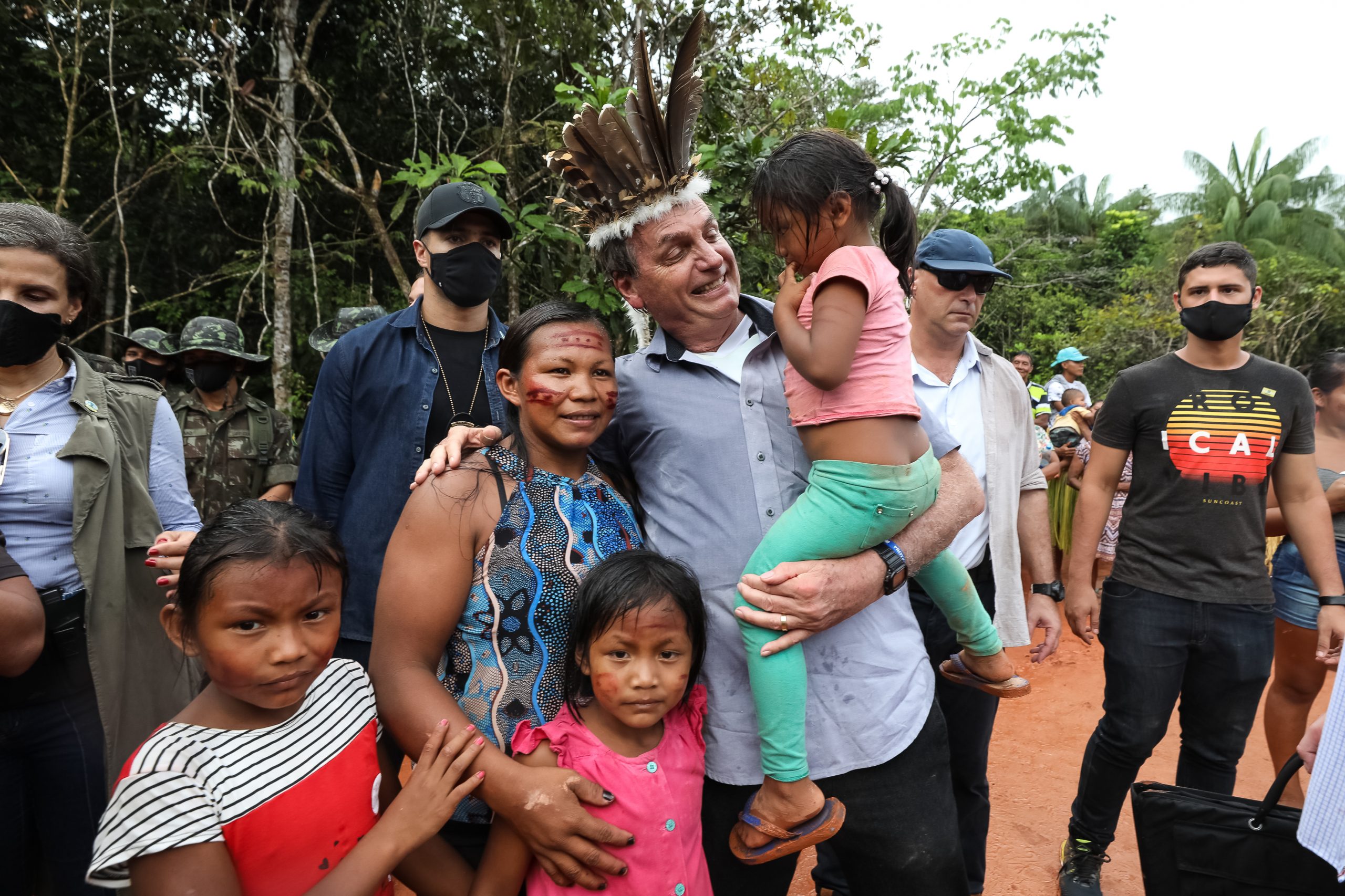 Sob clima de festa, indígenas recebem Bolsonaro com euforia e muitas fotos 12