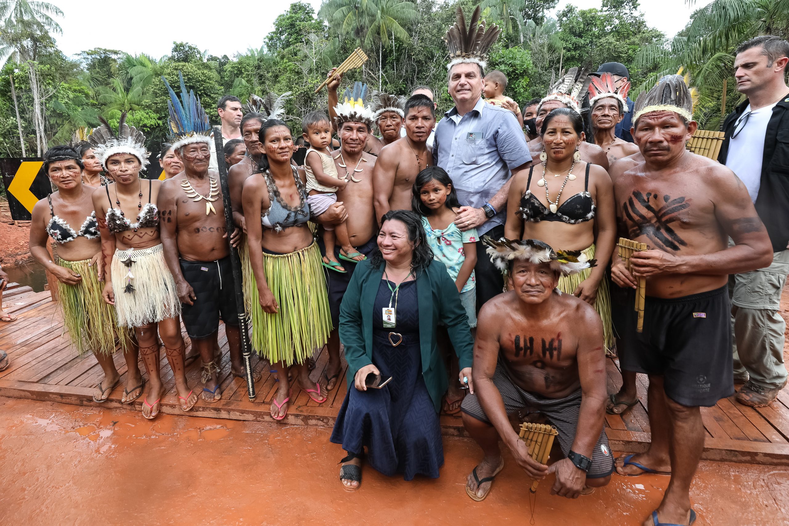 Sob clima de festa, indígenas recebem Bolsonaro com euforia e muitas fotos 14