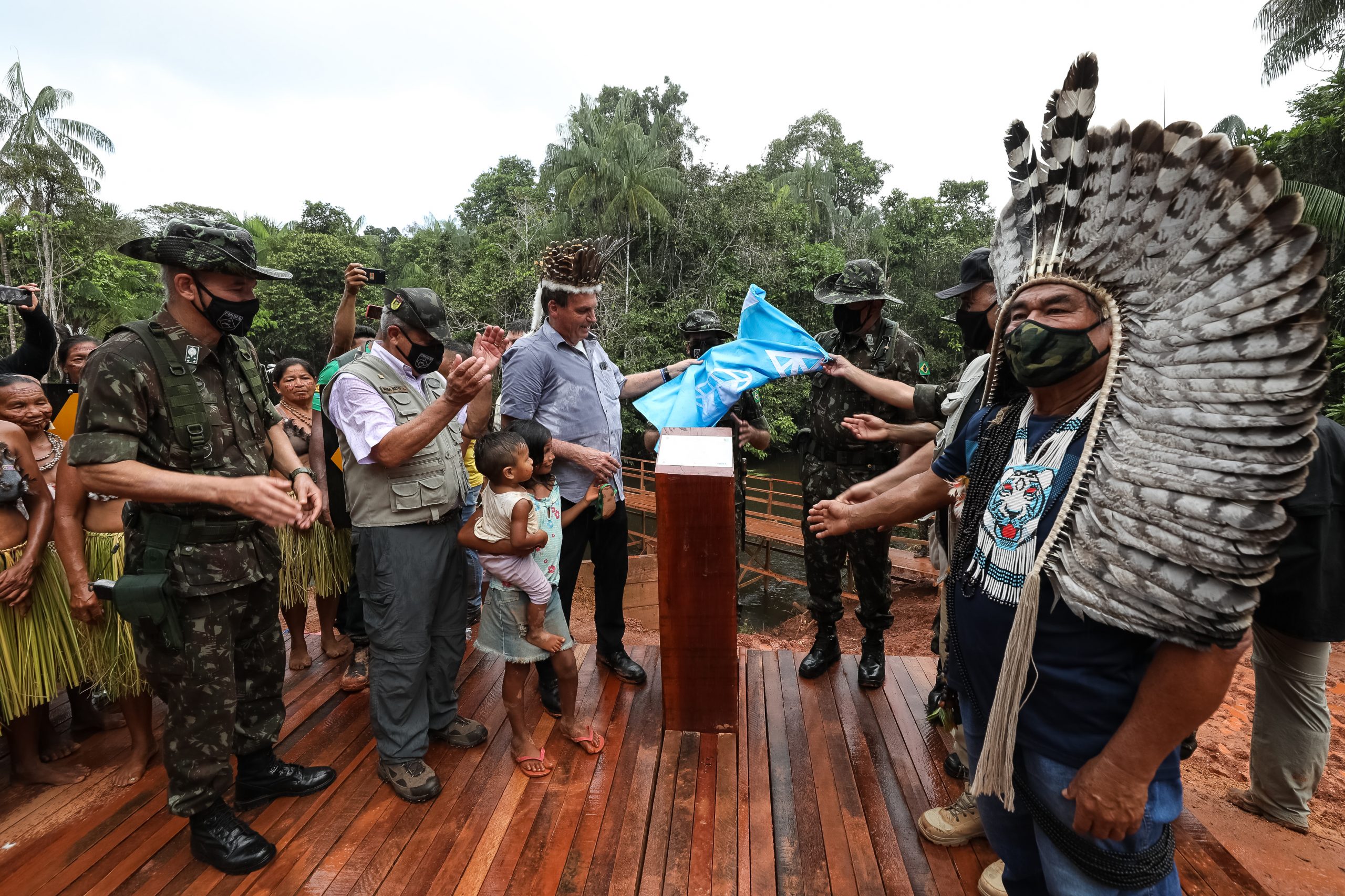 Sob clima de festa, indígenas recebem Bolsonaro com euforia e muitas fotos 17
