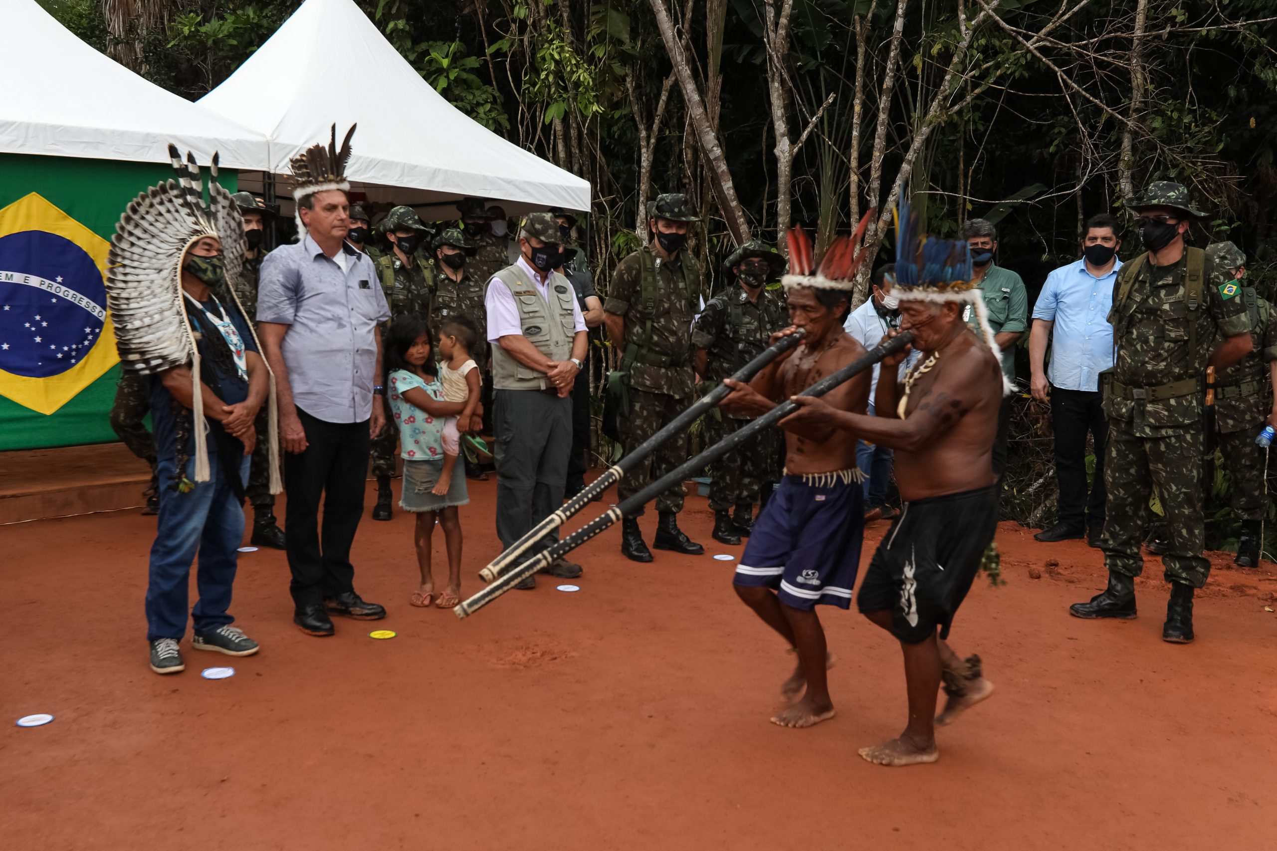 Sob clima de festa, indígenas recebem Bolsonaro com euforia e muitas fotos 18