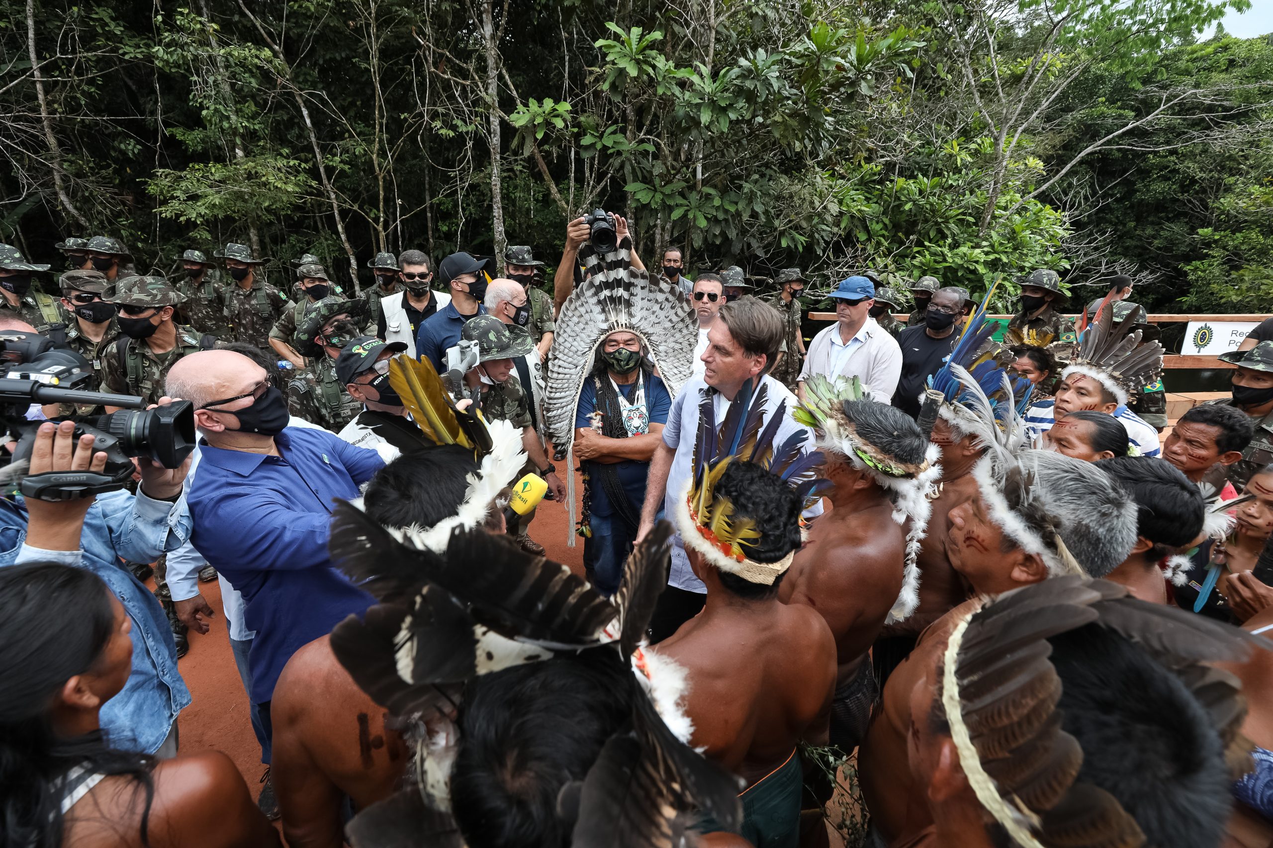 Sob clima de festa, indígenas recebem Bolsonaro com euforia e muitas fotos 23