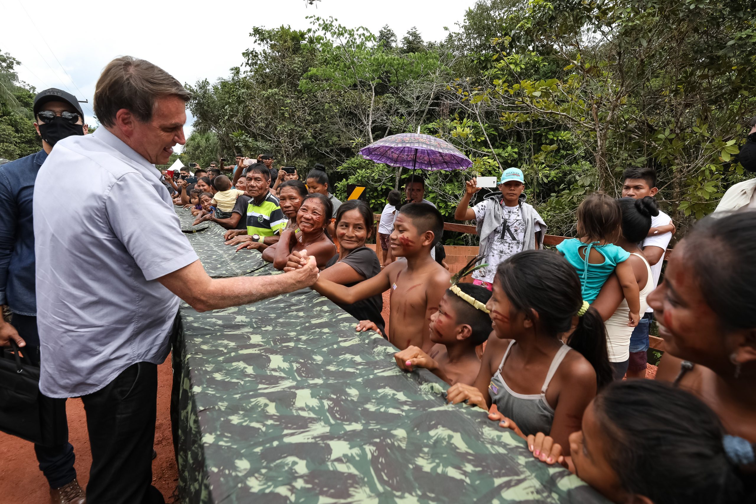 Sob clima de festa, indígenas recebem Bolsonaro com euforia e muitas fotos 4