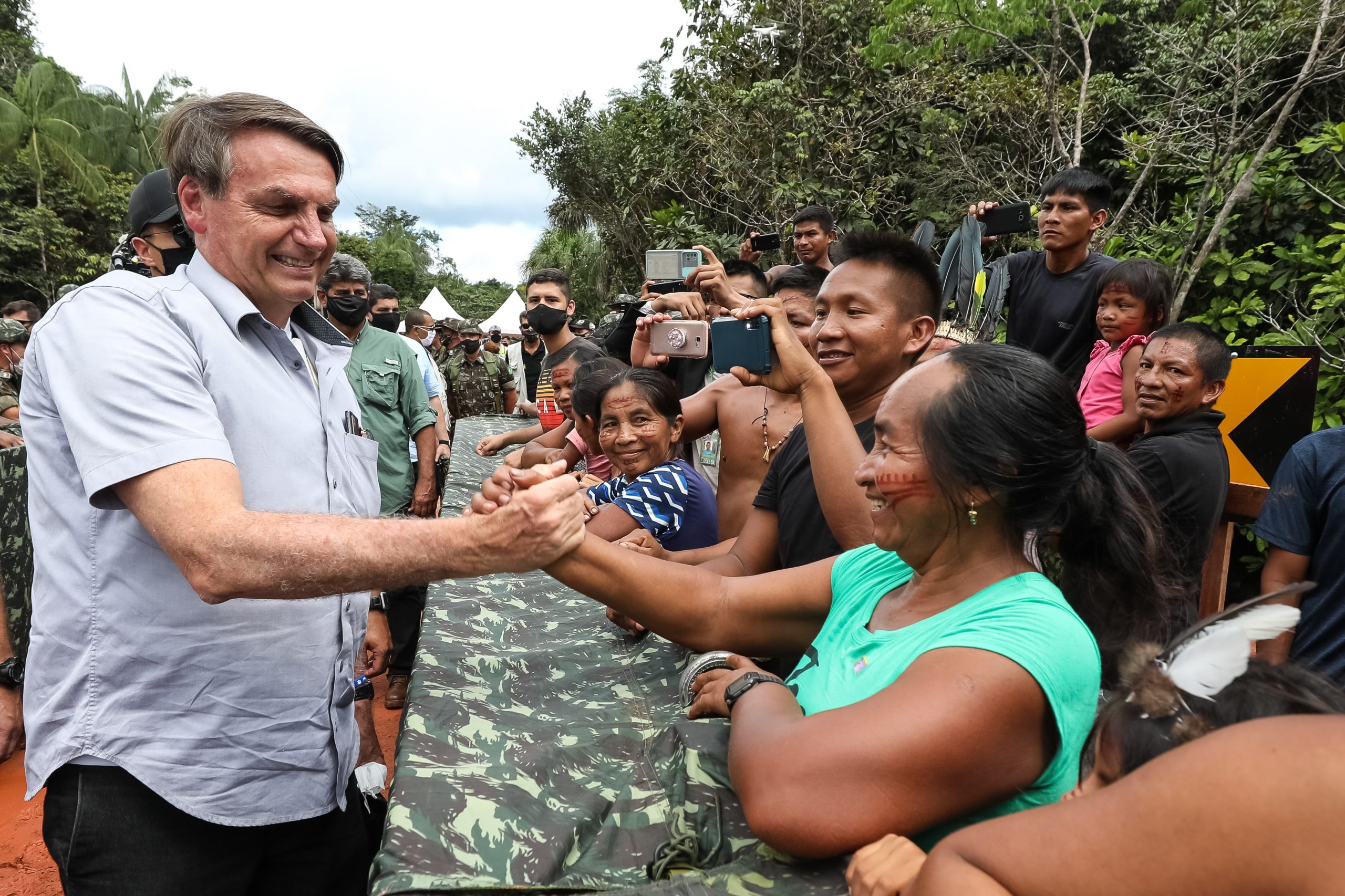 Sob clima de festa, indígenas recebem Bolsonaro com euforia e muitas fotos 6