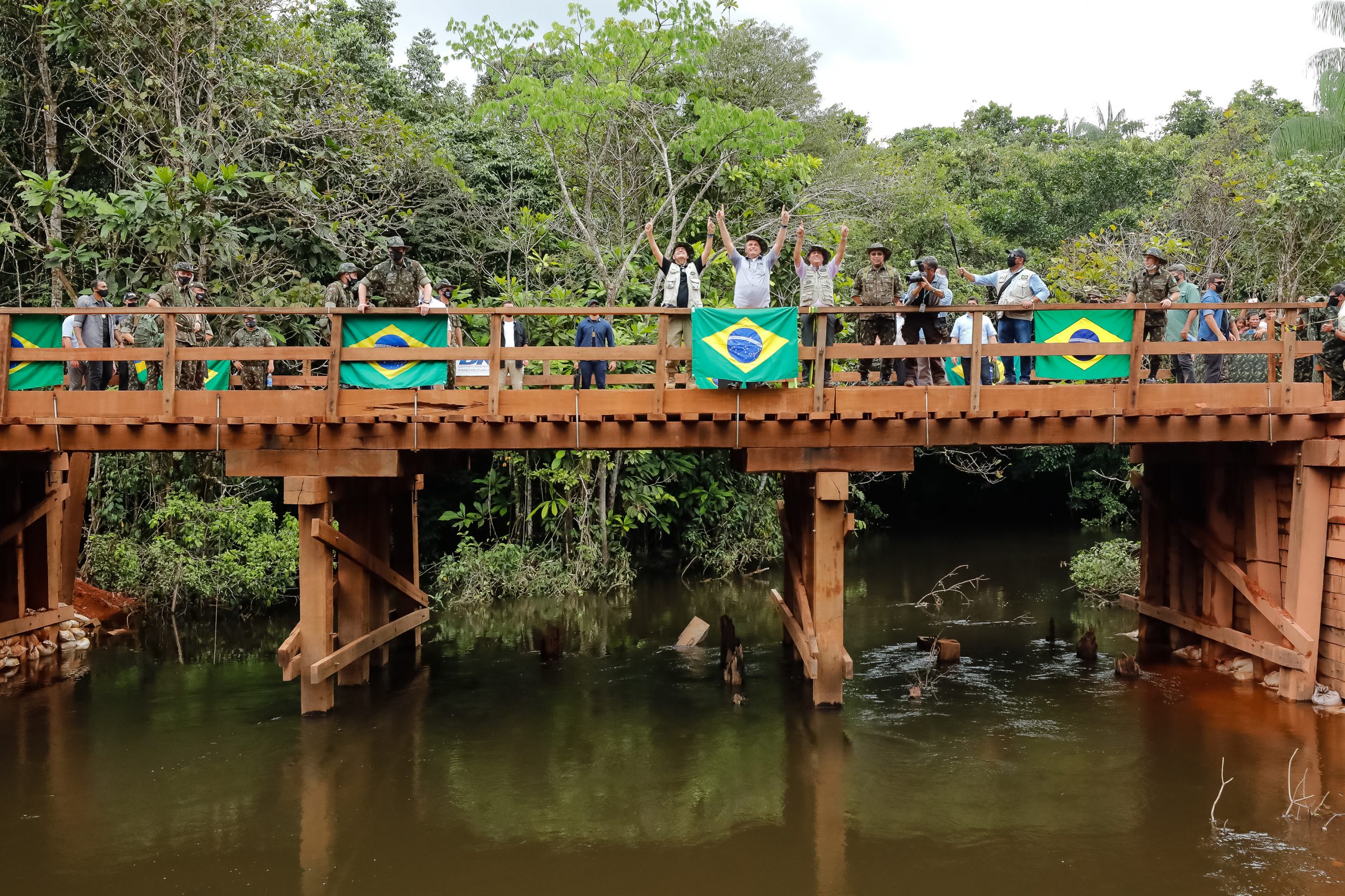 Sob clima de festa, indígenas recebem Bolsonaro com euforia e muitas fotos 8