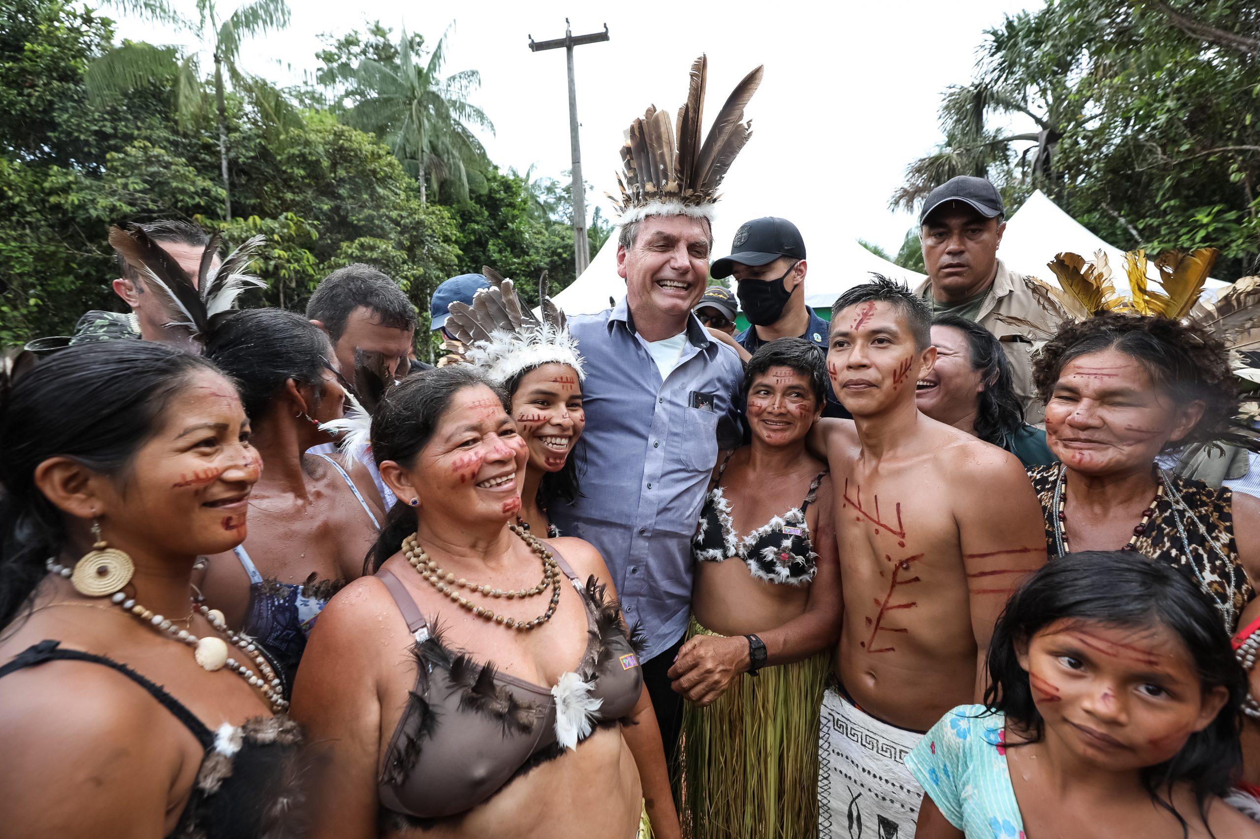 Sob clima de festa, indígenas recebem Bolsonaro com euforia e muitas fotos 16