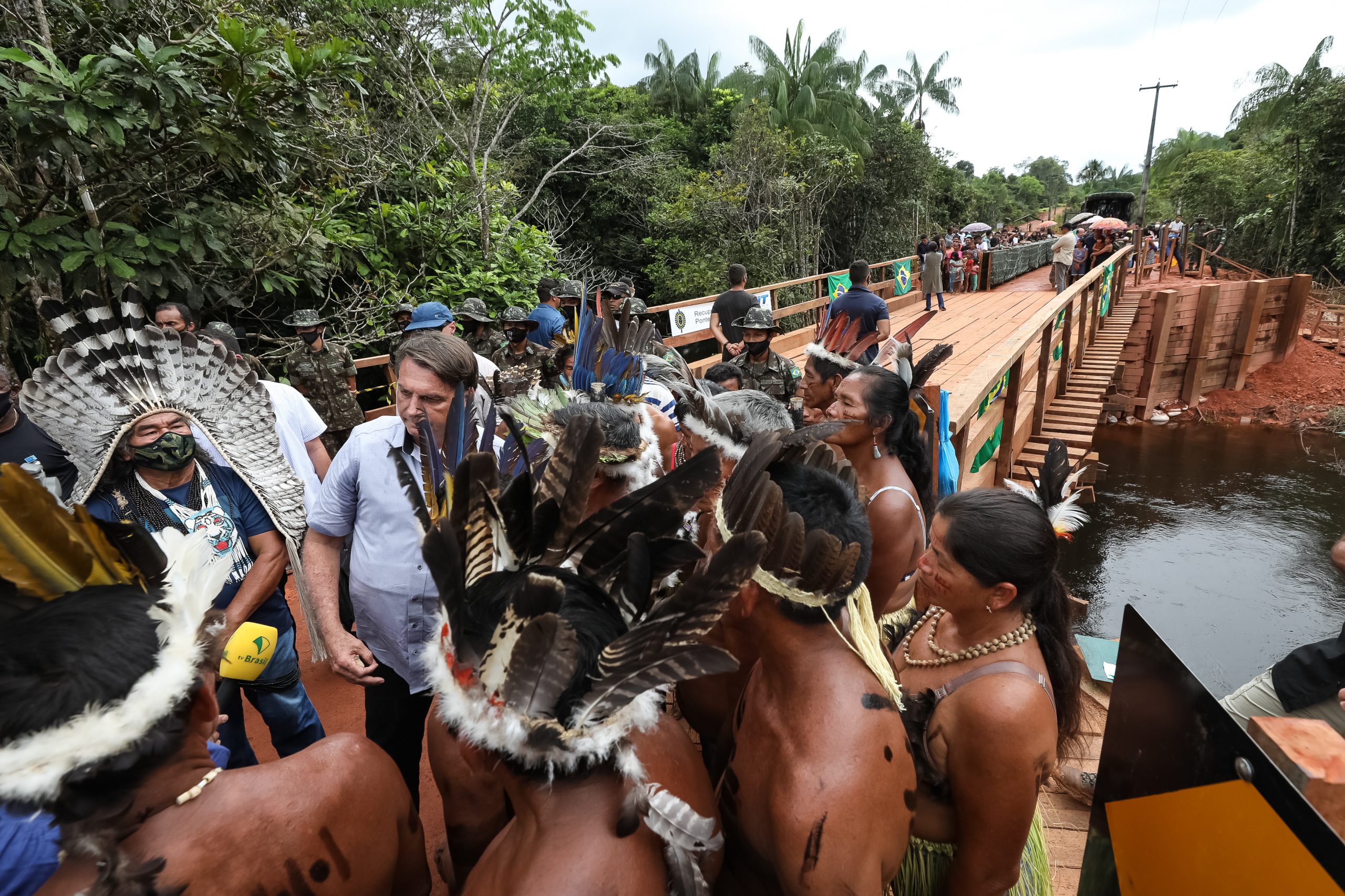 Sob clima de festa, indígenas recebem Bolsonaro com euforia e muitas fotos 22