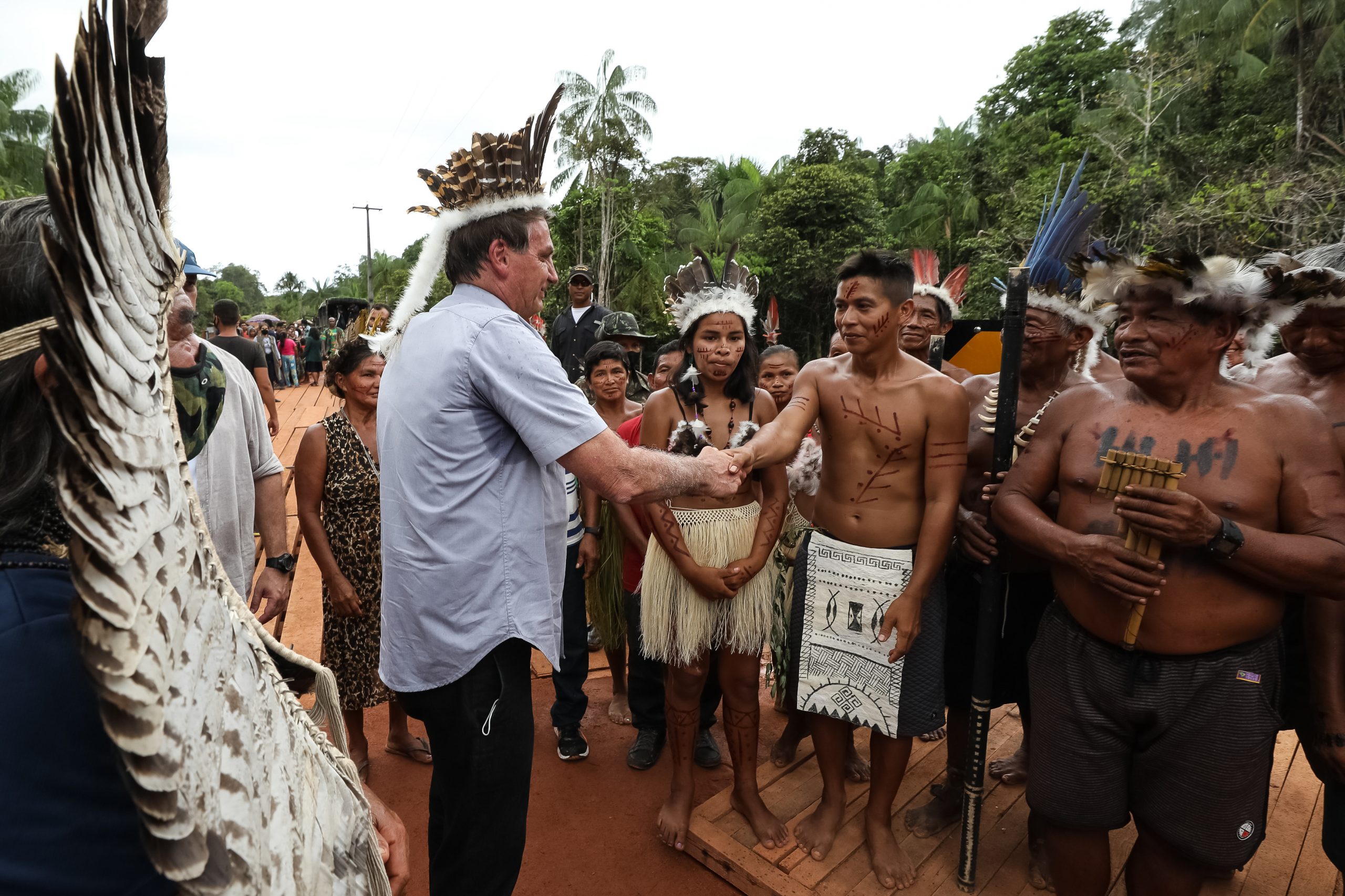 Sob clima de festa, indígenas recebem Bolsonaro com euforia e muitas fotos 19