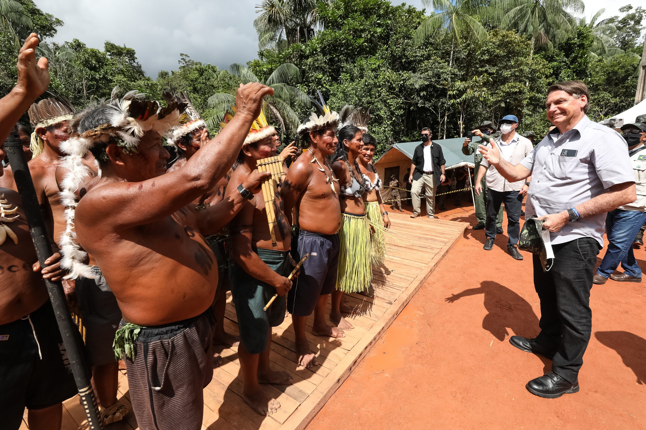 Sob clima de festa, indígenas recebem Bolsonaro com euforia e muitas fotos 9