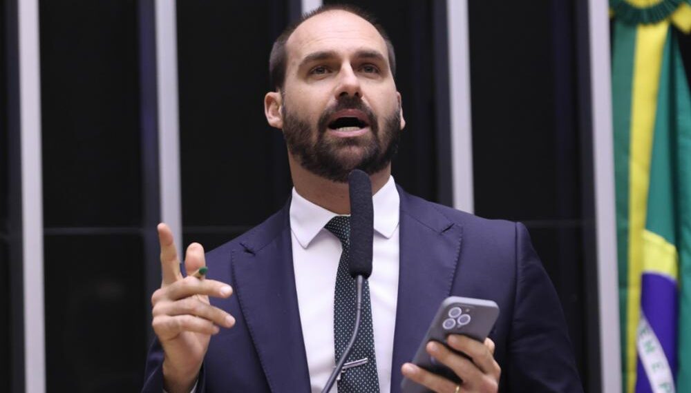 Eduardo Bolsonaro é censurado em TV argentina após defender legítima defesa