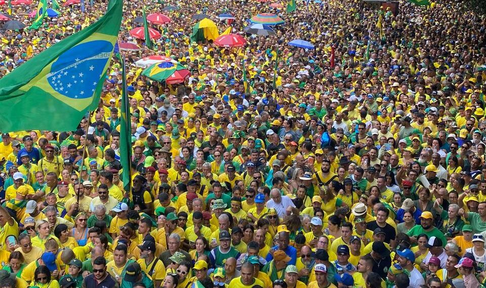 Manifestantes enchem Avenida Paulista para 'Ato Pela Democracia' promovido por Bolsonaro