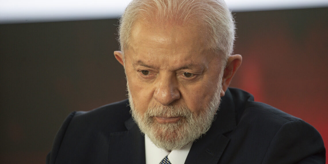 Lula recebe críticas de professores das federais por tratar greve apenas com reitores