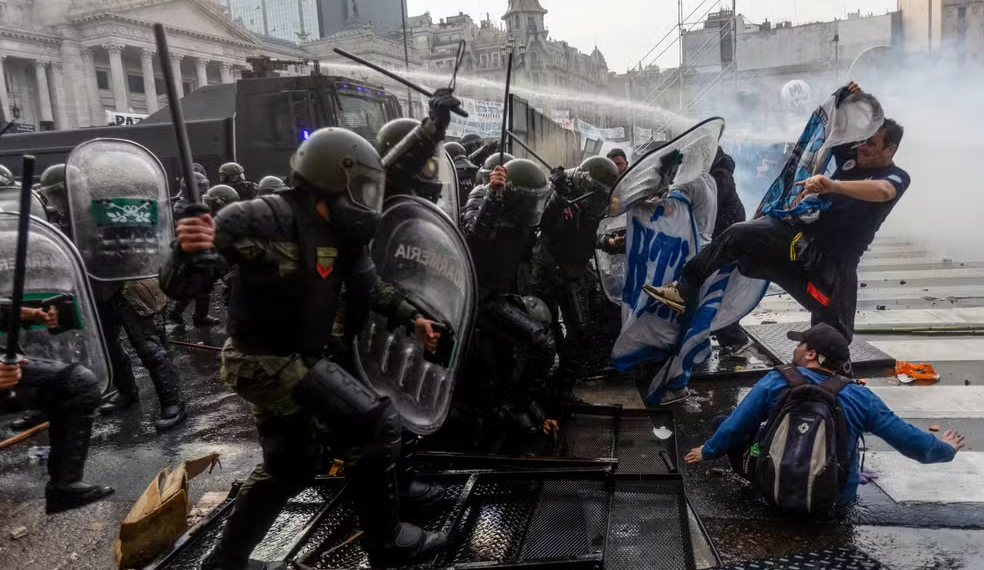 Carro da imprensa é incendiado por esquerdistas durante protesto violento no Congresso da Argentina