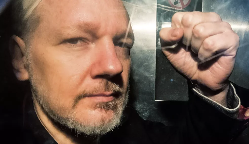 Julian Assange, fundador do WikiLeaks, deixa prisão no Reino Unido após firmar acordo com os EUA