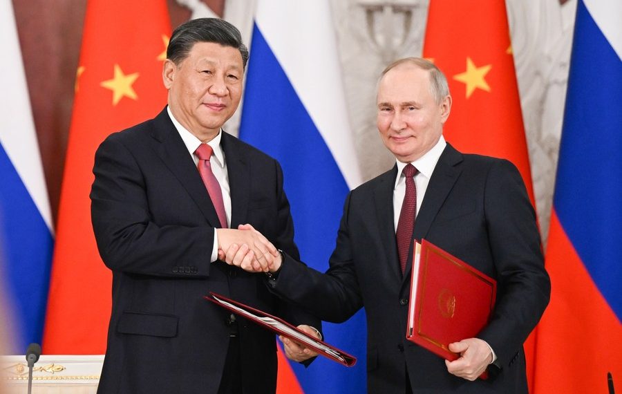 Rússia e China fortalecem aliança na política externa; Vladimir Putin e Xi Jinping