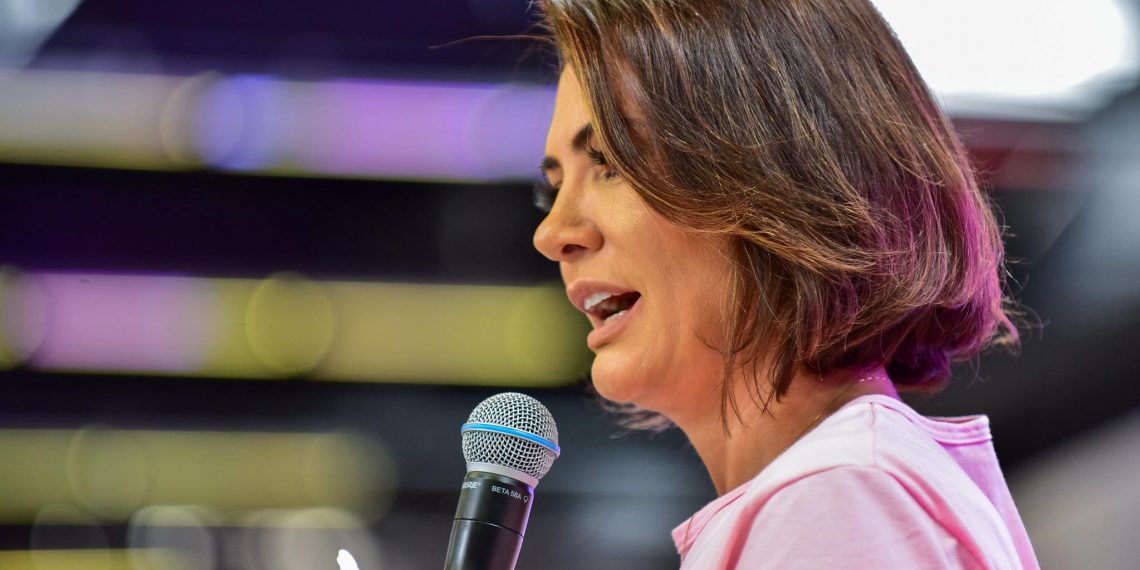 Michelle Bolsonaro critica viagens de Lula e Janja: "Eterna lua de mel"