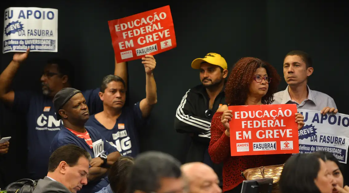 Lula recebe críticas de professores das federais por tratar greve apenas com reitores