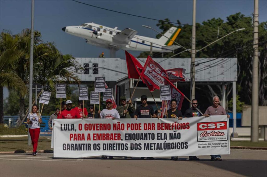 Lula e aliados são surpreendidos com protesto de metalúrgicos durante visita à Embraer 2