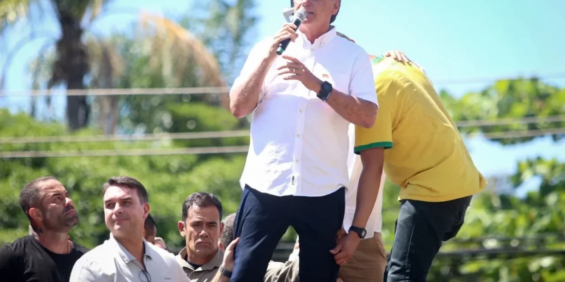 "Pela primeira vez, o Brasil tem um presidente sem povo", diz Bolsonaro em ato em Niterói