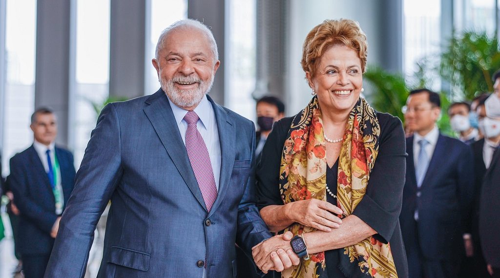 Governo Dilma é responsável por metade do rombo no fundo dos Correios, aponta Estadão; Dilma Rousseff e Lula