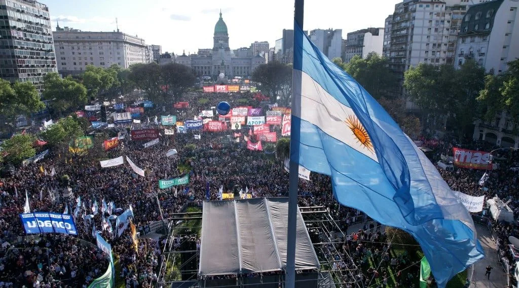 Governo Milei altera regras e inicia auditoria em universidades públicas da Argentina