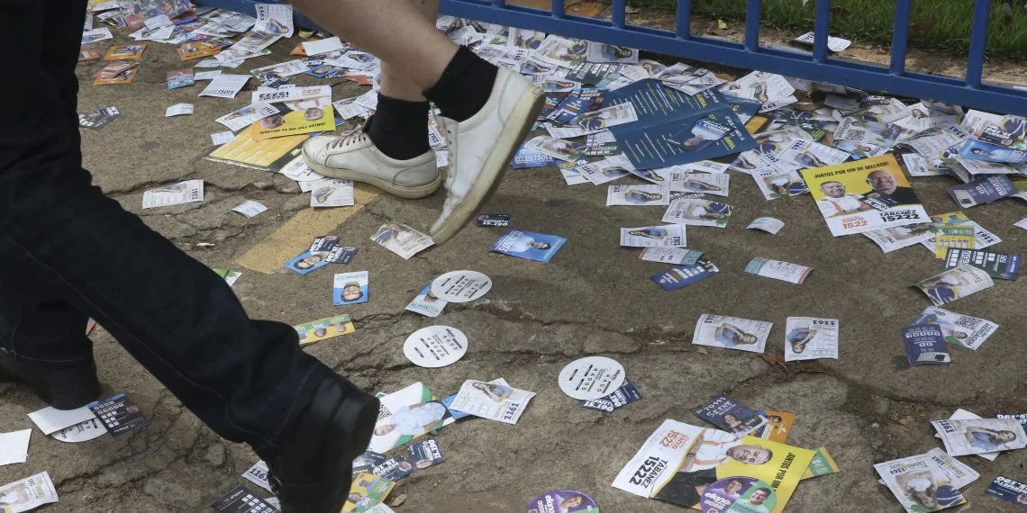 Eleições,Eleitores em Filas de Votações no Unieuro e Colegio Lasalle.