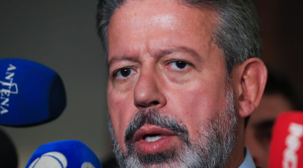 Arthur Lira diz que nunca foi chamado por Lula para discutir cortes e gera climão em Brasília