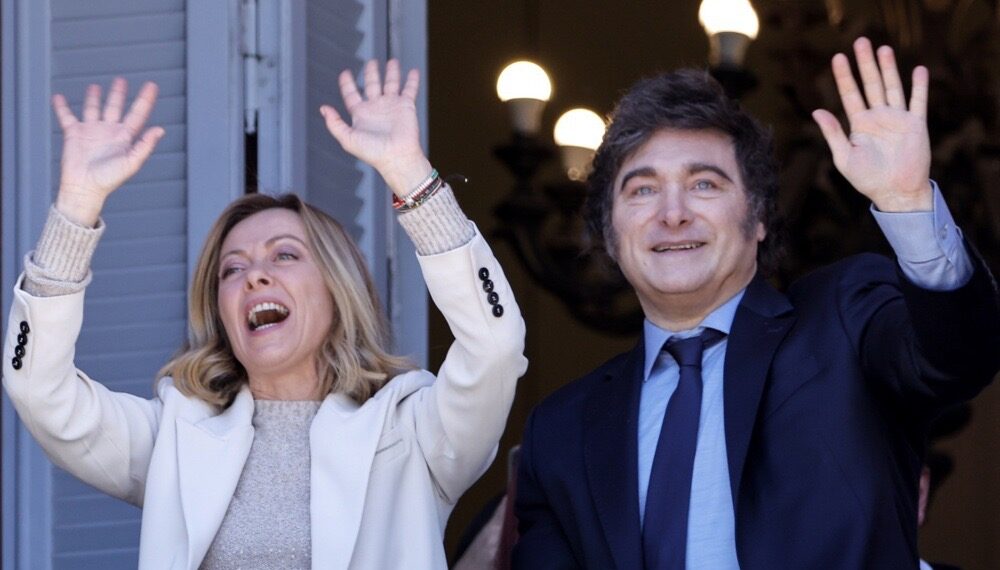 epaselect epa11731534 Argentine President Javier Milei (R) and Italian Prime Minister Giorgia Meloni wave during their meeting at the Casa Rosada in Buenos Aires, Argentina, 20 November 2024. Meloni is on her first official visit to Argentina after participating in the G20 leaders’ summit in Rio de Janeiro.  EPA-EFE/JUAN IGNACIO RONCORONI