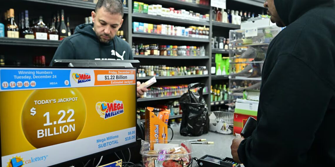 Ganhador de R$ 7,5 bilhões comprou bilhete premiado da Mega Millions em posto de combustível