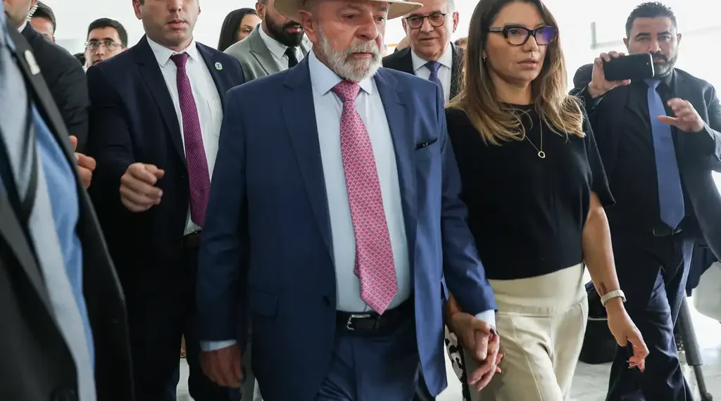 Desaprovação a Lula III dispara e ultrapassa aprovação pela 1ª vez em pesquisa Atlas/Intel