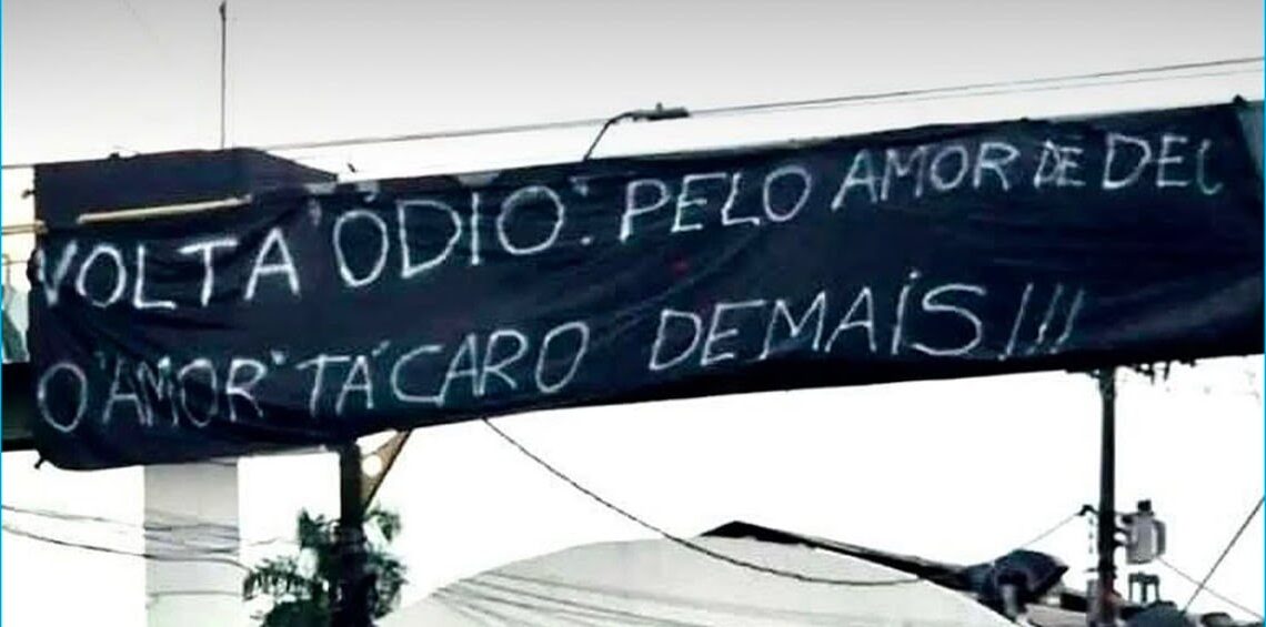 Faixas em avenidas e até pichações em favelas: recados em vias públicas pedem a volta de Bolsonaro e do 'governo do ódio'