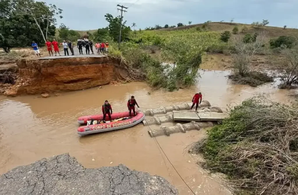 Trecho de rodovia cede em Sergipe e deixa três mortos