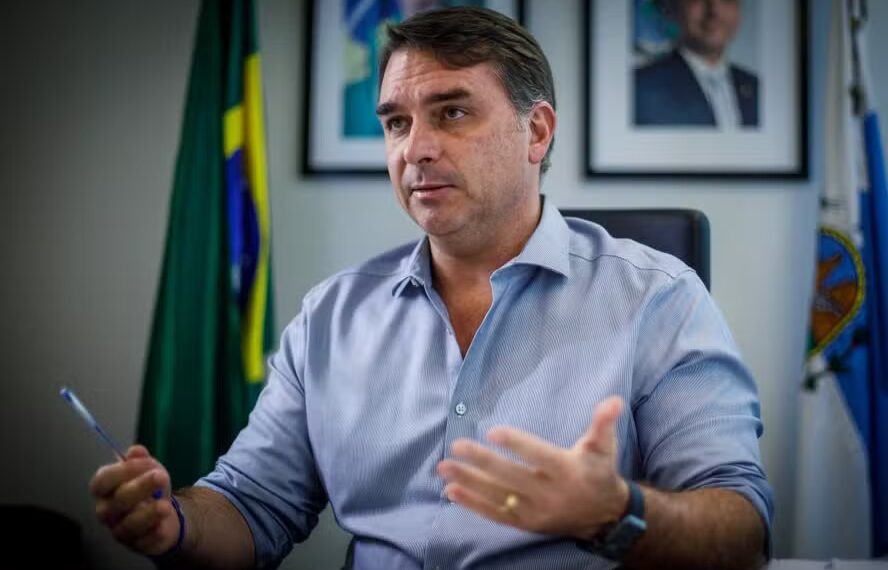 Flávio Bolsonaro prevê retorno da direita ao governo em 2027 com Jair Bolsonaro