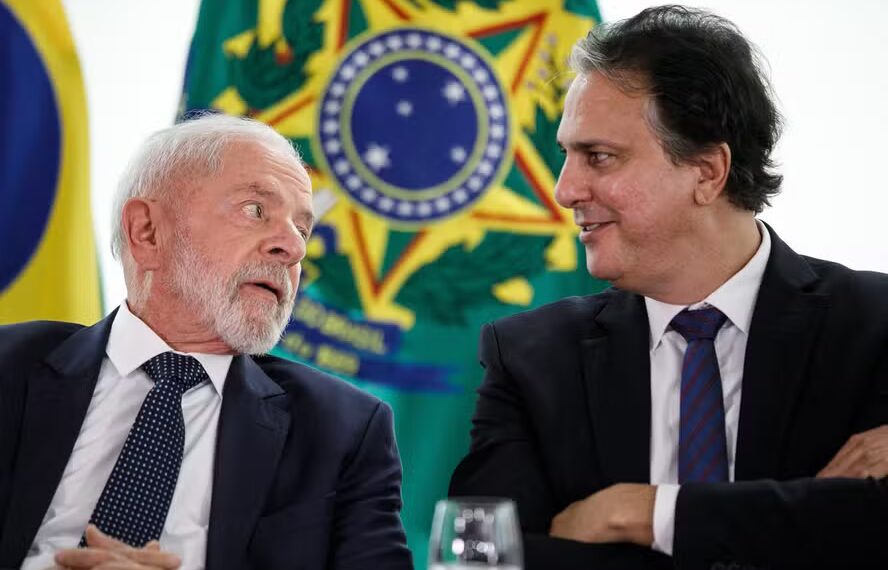 Governo Lula busca conter queda de popularidade e anuncia desconto de 15% em hotéis para professores