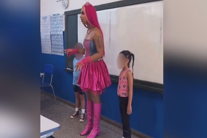 Drag queen na escola: pais se revoltam após professora travesti encenar com alunos de 7 anos 1