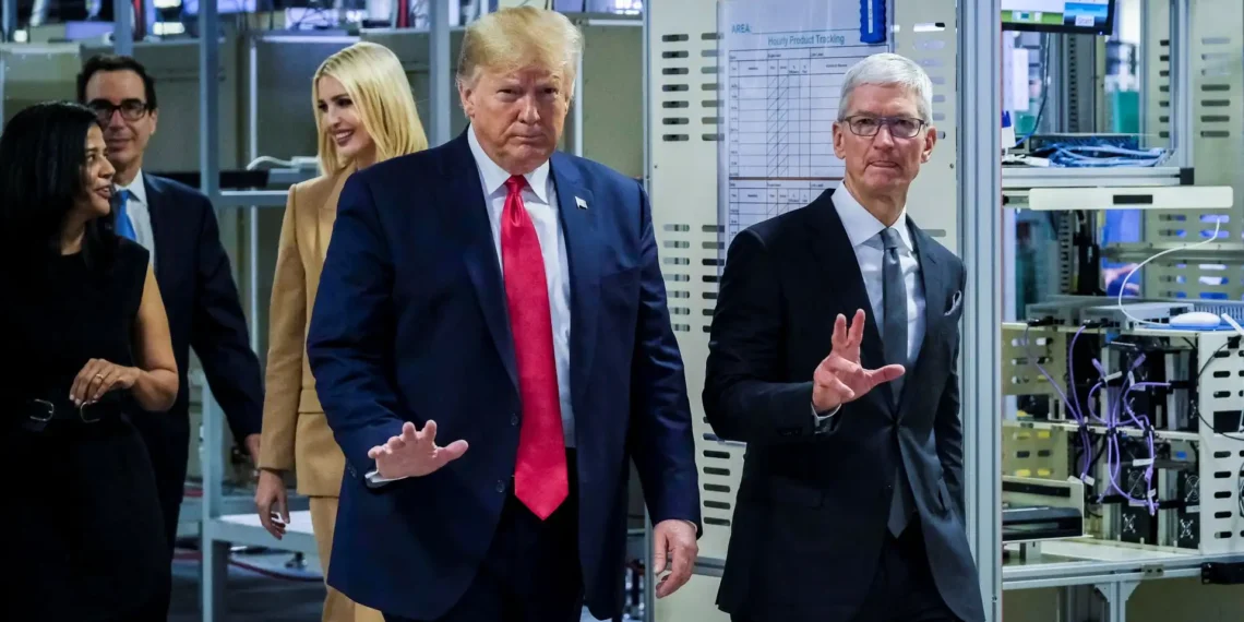 Apple anuncia plano de investir US$ 500 bilhões nos EUA e criação de 20 mil empregos; Tim Cook e Trump