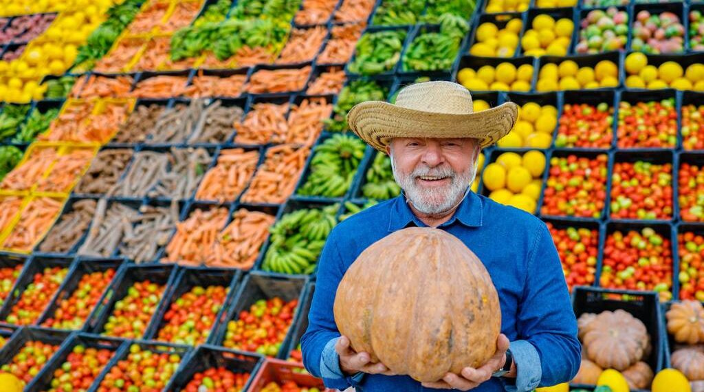 Com a volta da inflação, Lula desvia responsabilidade do governo e pede para população poupar alimentos: 'Tá caro? Não compre'