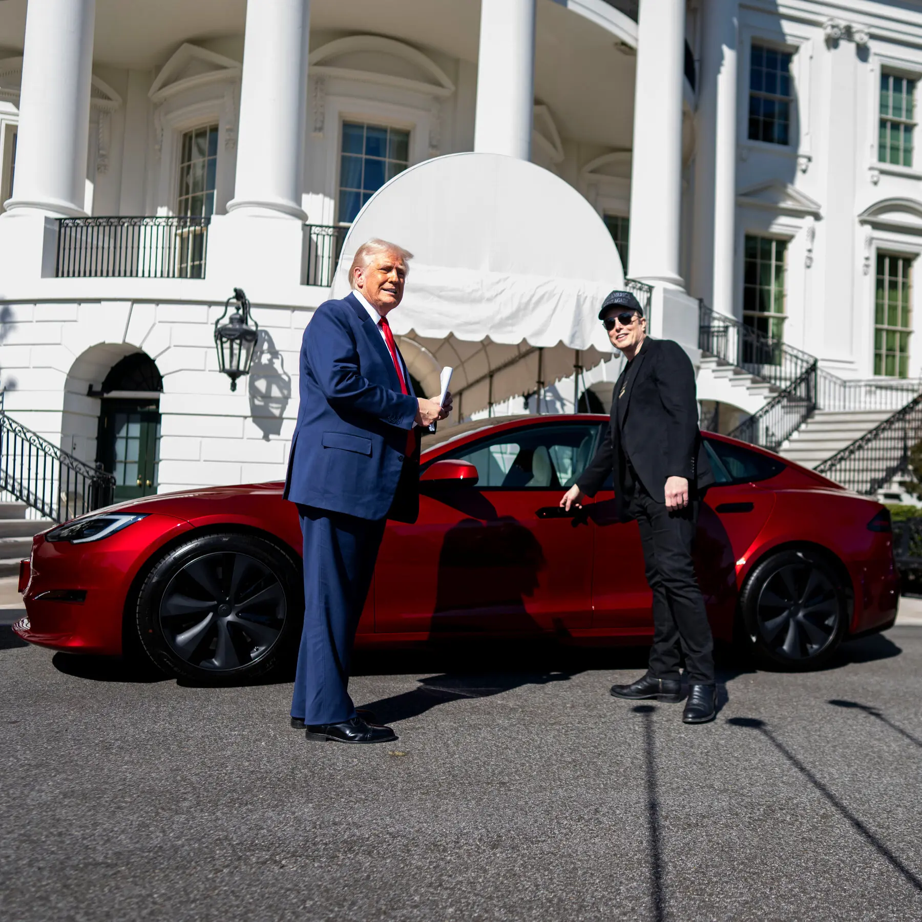 Trump compra Tesla na Casa Branca em meio a ataques terroristas contra veículos e motoristas da marca 1